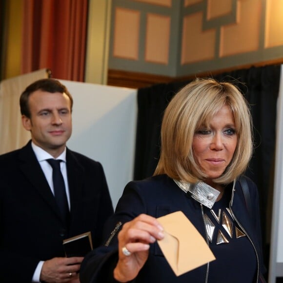 Emmanuel Macron et sa femme Brigitte (Trogneux) sont allés voter à la mairie du Touquet pour le deuxième tour de l'élection présidentielle. Le 7 mai 2017 © Dominique Jacovides - Sébastien Valiela / Bestimage