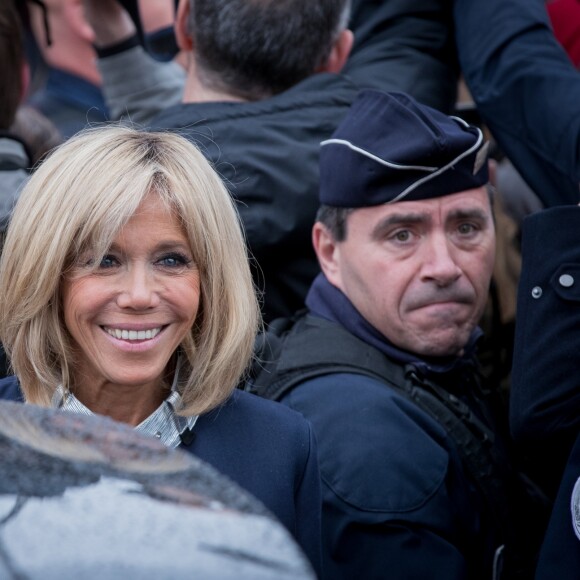 Emmanuel Macron et sa femme Brigitte (Trogneux) quittent la mairie du Touquet, après avoir voté pour le deuxième tour de l'élection présidentielle, salués par de nombreux militants. Le 7 mai 2017 © Dominique Jacovides - Cyril Moreau - Sébastien Valiela / Bestimage