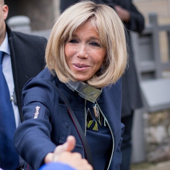 Emmanuel Macron et sa femme Brigitte (Trogneux) quittent leur domicile au Touquet pour aller voter pour le deuxième tour de l'élection présidentielle. Le 7 mai 2017 © Cyril Moreau / Bestimage