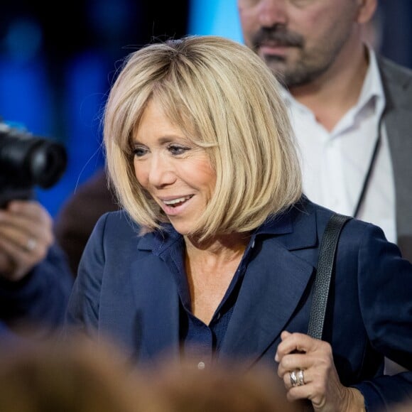 Brigitte Macron (Trogneux) - Emmanuel Macron, le candidat du mouvement ''En Marche !'' à l'élection présidentielle en meeting pour le second tour de l'élection présidentielle 2017 dans le "Paris Event Center" de la Villette dans le nord de Paris, France, le 1er Mai 2017. © Cyril Moreau/Bestimage