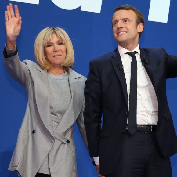 Emmanuel Macron, vainqueur du premier tour de l'élection présidentielle, salue ses militants avec sa femme Brigitte Macron (Trogneux) au parc des expositions porte de Versailles à Paris le 23 avril 2017. © Dominique Jacovides / Sébastien Valiela / Bestimage