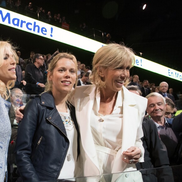 Line Renaud et Brigitte Macron (Trogneux) et ses filles Laurence et Tiphaine - La famille, les amis et soutiens d'Emmanuel Macron dans les tribunes lors du grand meeting d'Emmanuel Macron, candidat d'En Marche! à l'élection présidentielle 2017, à l'AccorHotels Arena à Paris, le lundi 17 avril 2017. © Cyril Moreau/Bestimage