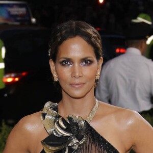 Halle Berry - Les célébrités arrivent au MET 2017 Costume Institute Gala sur le thème de "Rei Kawakubo/Comme des Garçons: Art Of The In-Between" à New York, le 1er mai 2017  People at the 2017 Costume Institute Gala - "Rei Kawakubo/Comme des Garcons: Art Of The In-Between ». 1st may 201701/05/2017 - New York