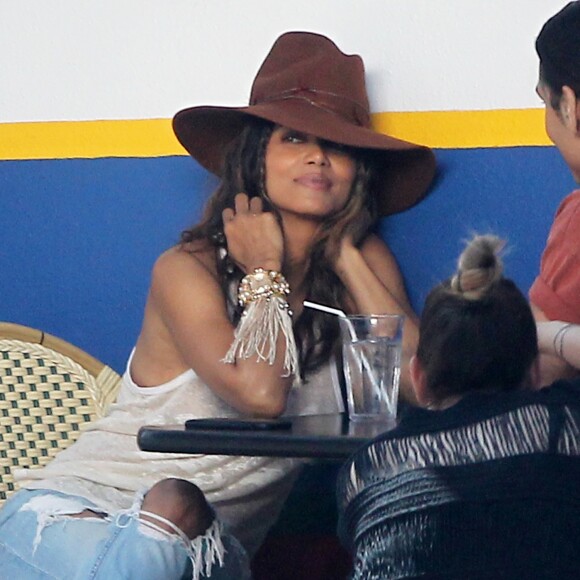 Exclusif - Halle Berry en pleine séance photo à West Hollywood. Los Angeles, le 19 avril 2017. © CPA/Bestimage  Halle Berry with her hair stylist Castillo Bataille, during a photoshoot in front of a restaurant in West Hollywood. Los Angeles, April 19th, 2017.19/04/2017 - Los Angeles