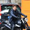 Tom Cruise tourne une scène de poursuite en moto à Paris le 8 mai 2017 pour le film Mission Impossible 6.