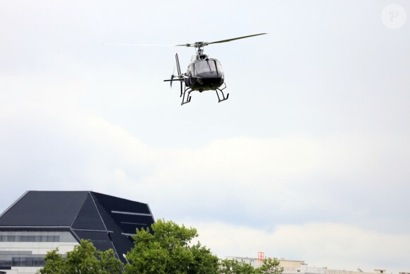 Tom Cruise pilote un hélicoptère sur le tournage de Mission Impossible 6 à Paris le 11 mai 2017.