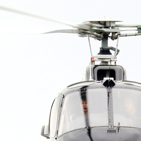 Tom Cruise pilote un hélicoptère sur le tournage de Mission Impossible 6 à Paris le 11 mai 2017.