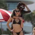Adriana Lima et Priyanka Chopra profitent d'un après-midi ensoleillé sur la plage de Miami le 12 mai 2017.