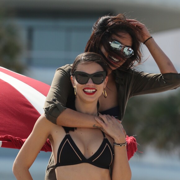 Adriana Lima et Priyanka Chopra profitent d'un après-midi ensoleillé sur la plage de Miami le 12 mai 2017.