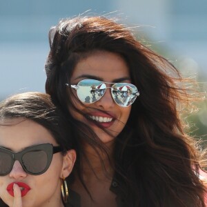 Adriana Lima et Priyanka Chopra profitent d'un après-midi ensoleillé sur la plage de Miami le 12 mai 2017.