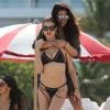 Adriana Lima et Priyanka Chopra profitent d'un après-midi ensoleillé sur la plage de Miami le 12 mai 2017.