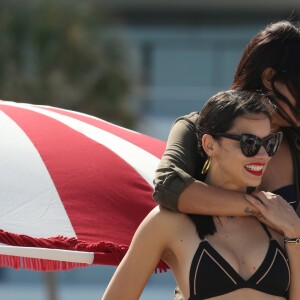 Adriana Lima et Priyanka Chopra profitent d'un après-midi ensoleillé sur la plage de Miami le 12 mai 2017.