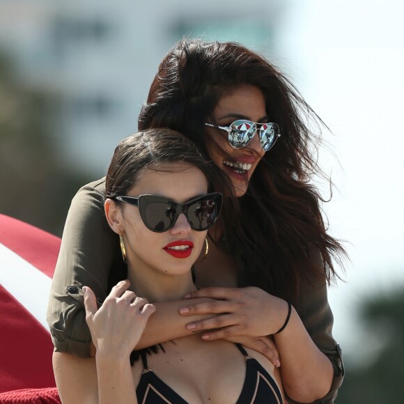 Adriana Lima et Priyanka Chopra profitent d'un après-midi ensoleillé sur la plage de Miami le 12 mai 2017.