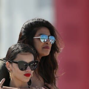 Adriana Lima et Priyanka Chopra profitent d'un après-midi ensoleillé sur la plage de Miami le 12 mai 2017.