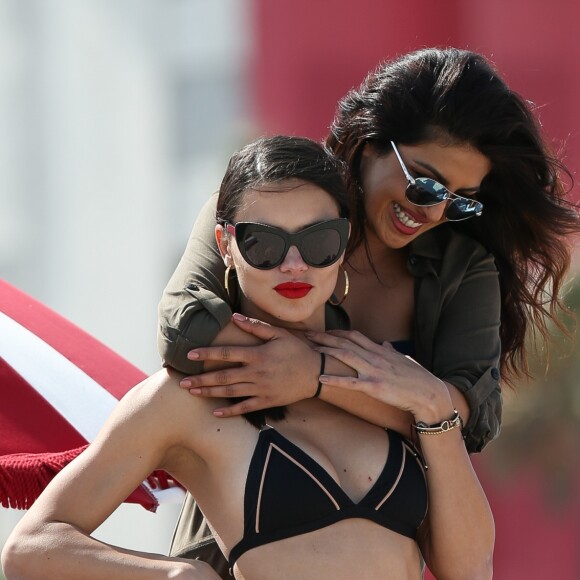 Adriana Lima et Priyanka Chopra profitent d'un après-midi ensoleillé sur la plage de Miami le 12 mai 2017.