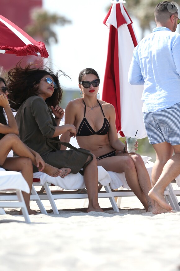Adriana Lima et Priyanka Chopra profitent d'un après-midi ensoleillé sur la plage de Miami le 12 mai 2017.