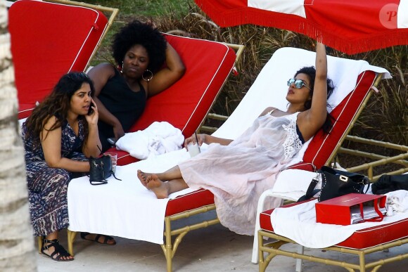 Exclusif - Priyanka Chopra profite de la piscine de son hôtel à Miami le 12 mai 2017. C'est l'occasion de découvrir qu'elle porte un piercing sur le nombril.