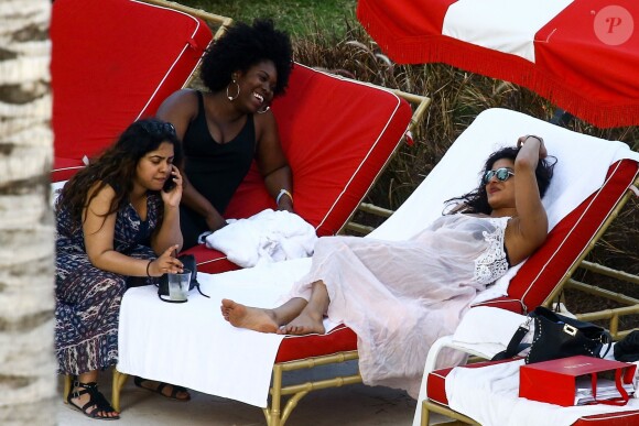 Exclusif - Priyanka Chopra profite de la piscine de son hôtel à Miami le 12 mai 2017. C'est l'occasion de découvrir qu'elle porte un piercing sur le nombril.