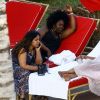 Exclusif - Priyanka Chopra profite de la piscine de son hôtel à Miami le 12 mai 2017. C'est l'occasion de découvrir qu'elle porte un piercing sur le nombril.