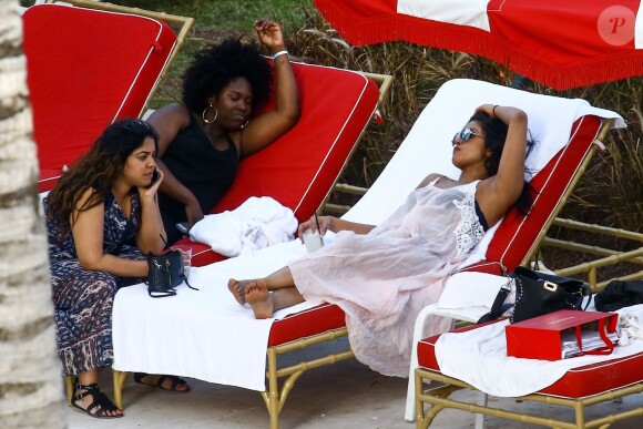 Exclusif - Priyanka Chopra profite de la piscine de son hôtel à Miami le 12 mai 2017. C'est l'occasion de découvrir qu'elle porte un piercing sur le nombril.