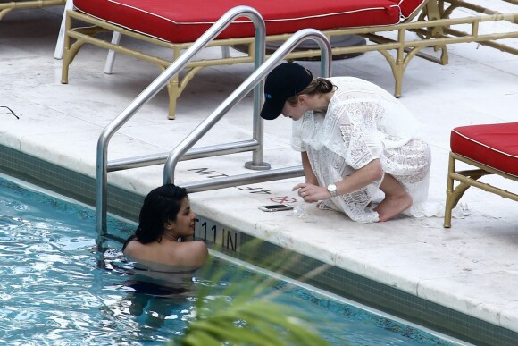 Exclusif - Priyanka Chopra profite de la piscine de son hôtel à Miami le 12 mai 2017. C'est l'occasion de découvrir qu'elle porte un piercing sur le nombril.
