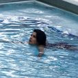 Exclusif - Priyanka Chopra profite de la piscine de son hôtel à Miami le 12 mai 2017. C'est l'occasion de découvrir qu'elle porte un piercing sur le nombril.