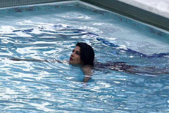 Exclusif - Priyanka Chopra profite de la piscine de son hôtel à Miami le 12 mai 2017. C'est l'occasion de découvrir qu'elle porte un piercing sur le nombril.