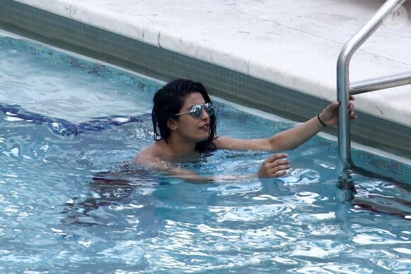 Exclusif - Priyanka Chopra profite de la piscine de son hôtel à Miami le 12 mai 2017. C'est l'occasion de découvrir qu'elle porte un piercing sur le nombril.
