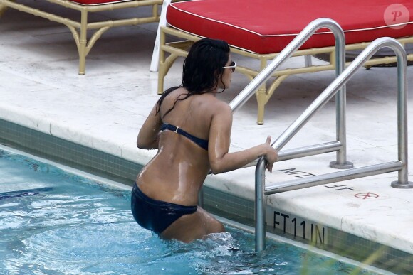Exclusif - Priyanka Chopra profite de la piscine de son hôtel à Miami le 12 mai 2017. C'est l'occasion de découvrir qu'elle porte un piercing sur le nombril.