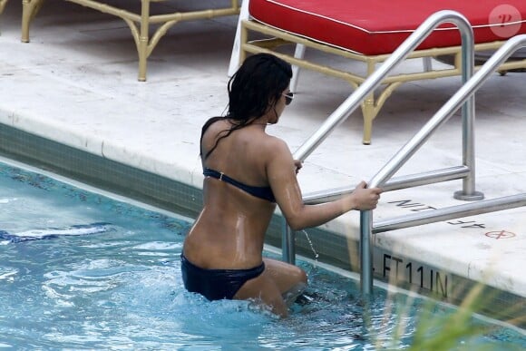 Exclusif - Priyanka Chopra profite de la piscine de son hôtel à Miami le 12 mai 2017. C'est l'occasion de découvrir qu'elle porte un piercing sur le nombril.