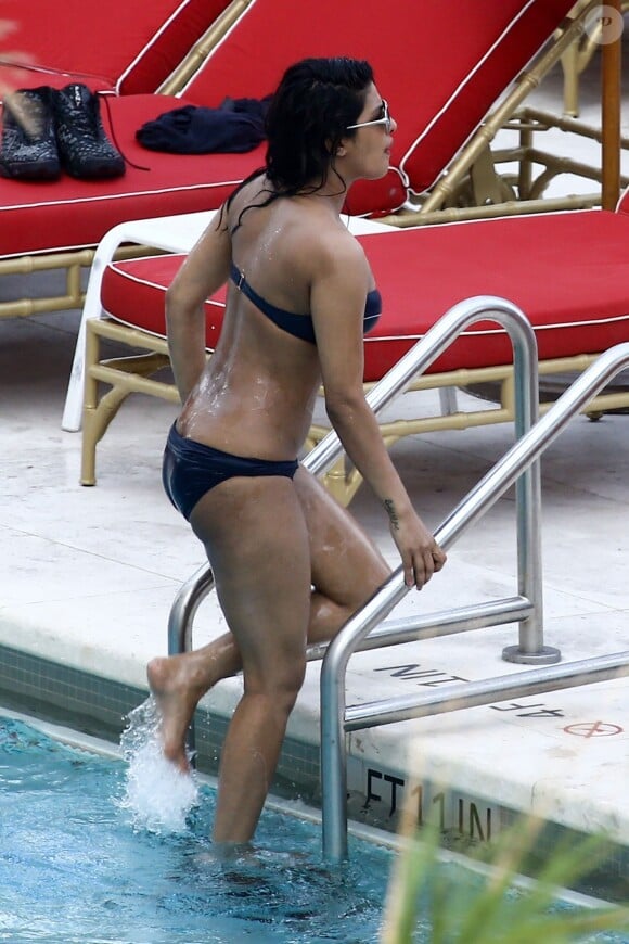 Exclusif - Priyanka Chopra profite de la piscine de son hôtel à Miami le 12 mai 2017. C'est l'occasion de découvrir qu'elle porte un piercing sur le nombril.