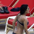 Exclusif - Priyanka Chopra profite de la piscine de son hôtel à Miami le 12 mai 2017. C'est l'occasion de découvrir qu'elle porte un piercing sur le nombril.