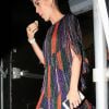 Katy Perry mange un morceau de gâteau dans une soirée Los Angeles, le 13 mai 2017