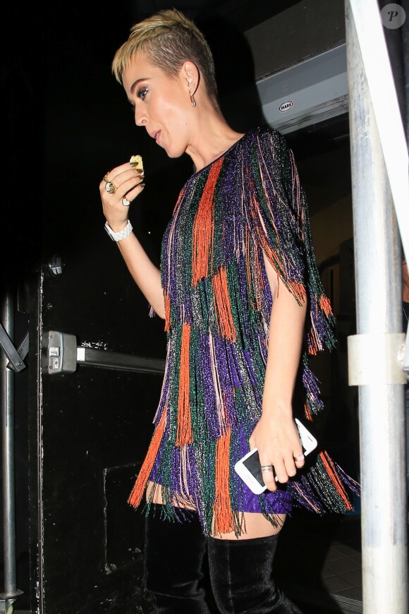 Katy Perry mange un morceau de gâteau dans une soirée Los Angeles, le 13 mai 2017