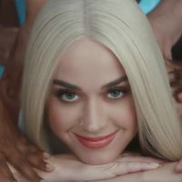Katy Perry se fait pétrir les fesses dans son nouveau clip... Et ça lui plaît !