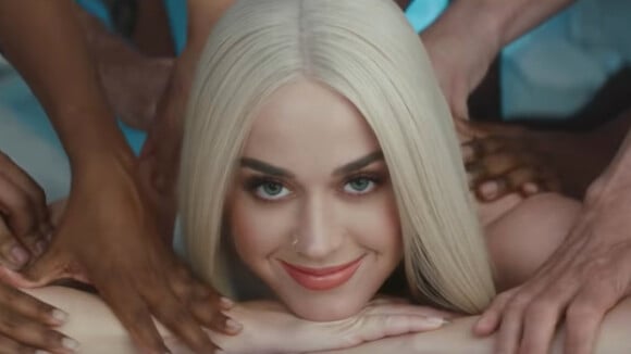 Katy Perry se fait pétrir les fesses dans son nouveau clip... Et ça lui plaît !