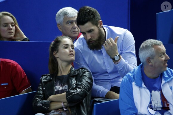 Luka Karabatic et sa compagne Jeny Priez dans les tribunes du tournoi de tennis Open 13 à Marseille, le 19 février 2015.
