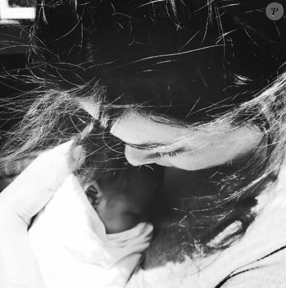 Yelena Noah pose avec son fils né en avril 2017 sur Instagram le 15 mai 2017.