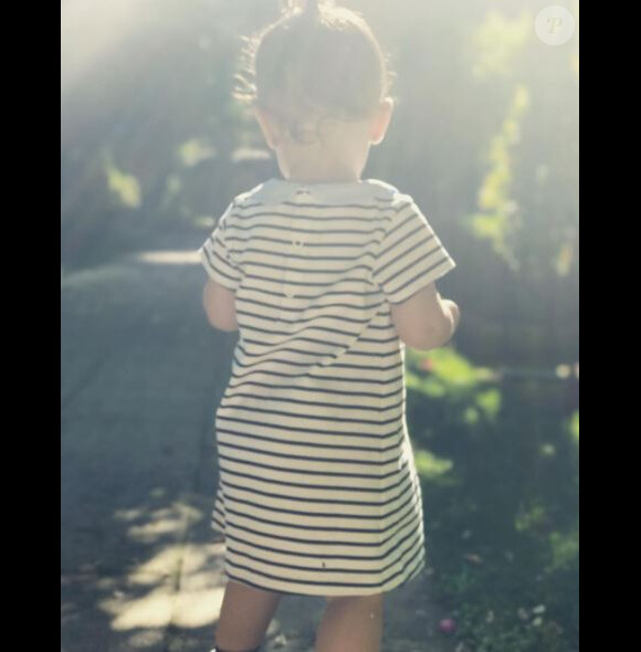 Amel Bent publie une photo de sa fille Sofia qui marche sur Instagram le 16 mai 2017.