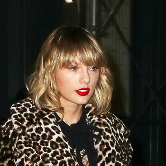 Taylor Swift porte un manteau imprimé léopard dans le quartier de Lower Manhattan à New York, le 7 novembre 2016.
