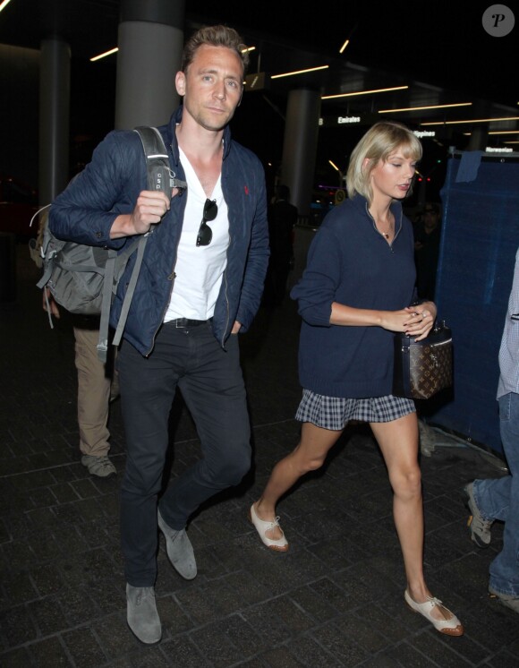 Taylor Swift et son compagnon Tom Hiddleston arrive à l'aéroport de LAX à Los Angeles, le 6 juillet 2016.