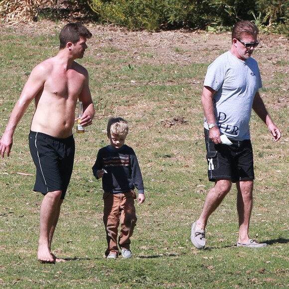 Exclusif - Robin Thicke passe la journée au ranch de son père Alan avec son fils Julian à Santa Barbara. Robin boit une bière et semble avoir pris un peu de ventre! Le 29 mars 2015