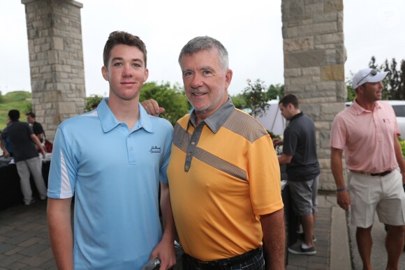 Alan Thicke pose avec son fils Carter lors de la compétition de golf " Joe Carter Classic at Eagles Nest" à Toronto le 25 juin 2014. © Rene Johnston/The Toronto Star/Zuma Press via Bestimage