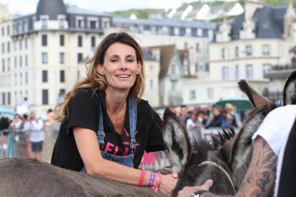 Sophie Thalmann lors de courses d'ânes au profit de l'association ELA sur la plage à Trouville-sur-Mer, le 10 août 2016. © Anne Ceffrey - Théo Duchaussoy/Bestimage