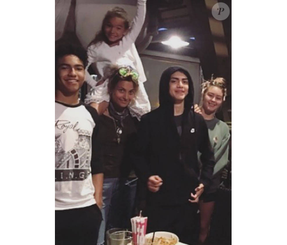 En Story sur sa page Instagram, Paris Jackson a publié une photo d'elle avec son frère Blanket et des amis en train de dîner. Image datée du 16 mai 2017