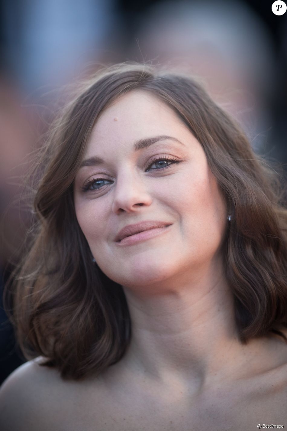 Marion Cotillard Montée des marches du film Les Fantômes d Ismaël lors de la cérémonie d