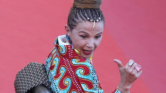 Victoria Abril : Son look complètement dingue n'est pas simple à gérer à Cannes