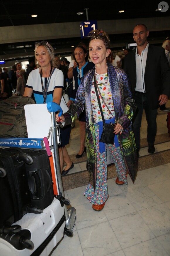 Victoria Abril arrivant à l'aéroport de Nice dans le cadre du 70ème Festival International du Film de Cannes, le 17 mai 2017.