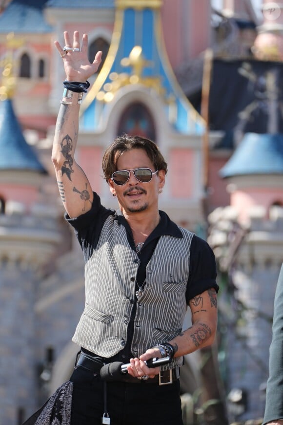 Johnny Depp - L'équipe du film "Pirates des Caraibes : La vengeance de Salazar" est partie à l'abordage du public, des fans et des célébrités à Disneyland Paris le 15 mai 2017. © DisneylandParis via Bestimage