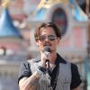 Johnny Depp - L'équipe du film "Pirates des Caraibes : La vengeance de Salazar" est partie à l'abordage du public, des fans et des célébrités à Disneyland Paris le 15 mai 2017.Dimanche, en milieu d'après-midi, les visiteurs de Disneyland Paris ont eu la surprise de voir débarquer sur le ponton d’un galion amarré devant le Château du Parc Disneyland, toute l’équipe du film PIRATES DES CARAIBES : LA VENGEANCE DE SALAZAR venue célébrer la sortie au cinéma – le 24 mai prochain – du cinquième opus de la célèbre saga. © DisneylandParis via Bestimage